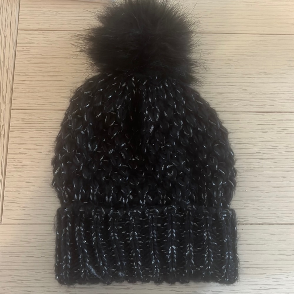 Steve Madden knit hat w poof